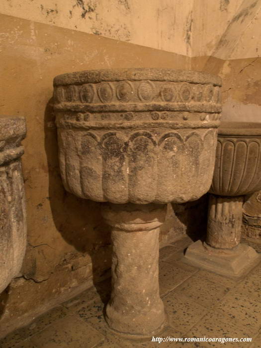 PILA DE TEMPLO ABANDONADO